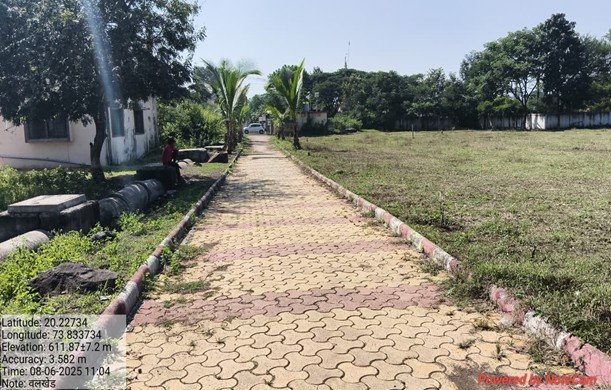 शाळेकडे जाणारा रस्ता